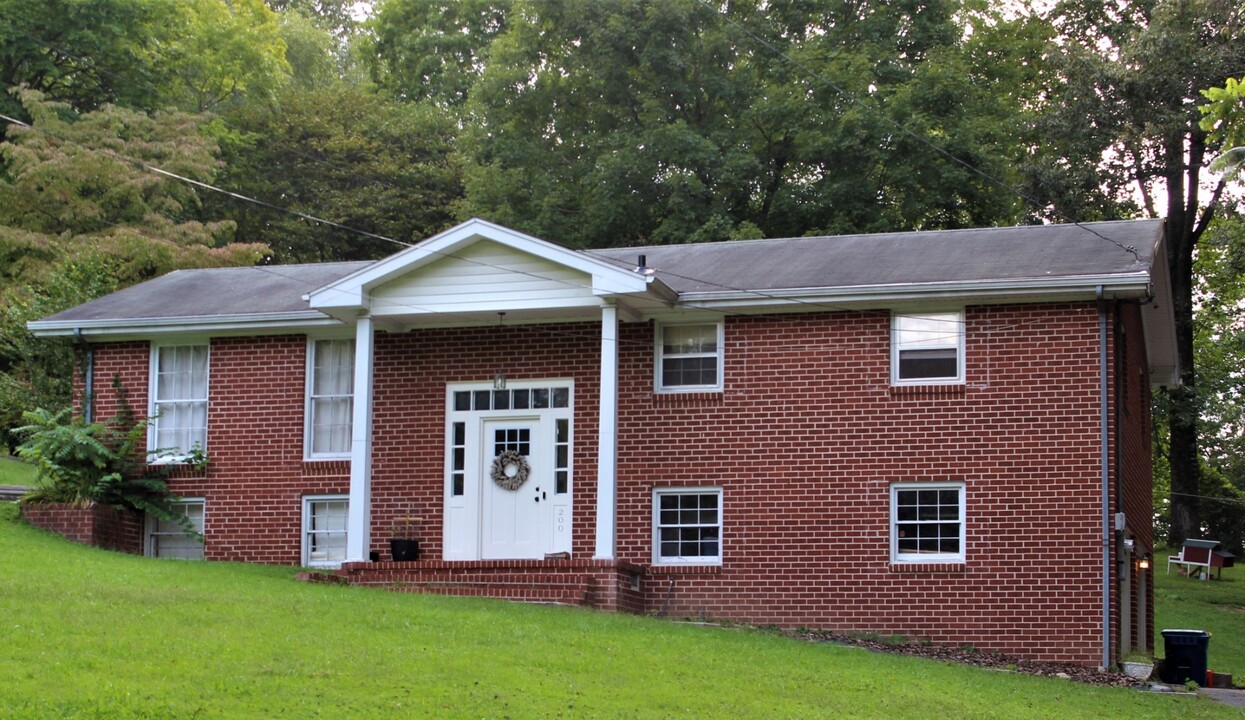 200 Oakdale St in Manchester, TN - Building Photo