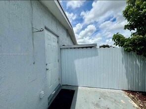 11001 SW 56th St in Miami, FL - Building Photo - Building Photo