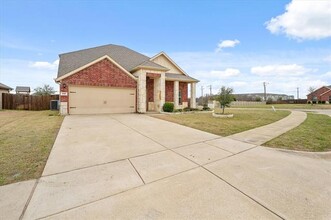 516 Clearlake Dr in Waxahachie, TX - Building Photo - Building Photo