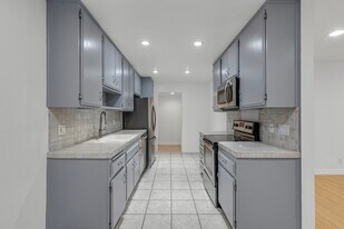 121 N Croft Ave, Unit 108 in Los Angeles, CA - Building Photo