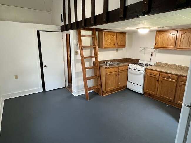 15 N Locust St, Unit C in Oxford, OH - Building Photo - Building Photo