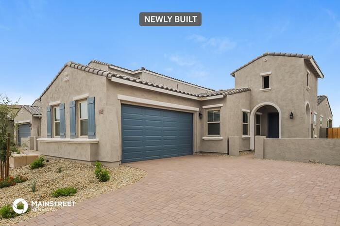 14069 W Desert Flower Dr in Goodyear, AZ - Building Photo