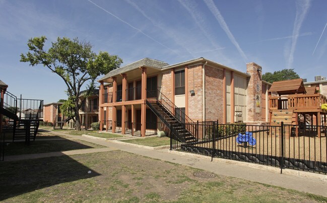 Alma North Plaza in Austin, TX - Foto de edificio - Building Photo