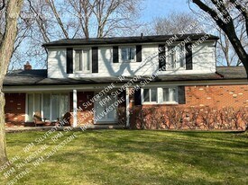 5283 Rostraver Ct in Shelby Township, MI - Building Photo