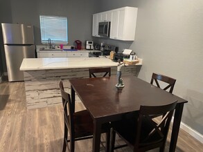 206 Roberts St in San Antonio, TX - Building Photo - Building Photo