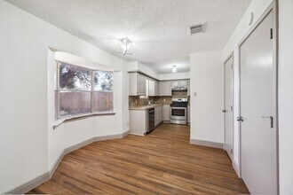 5915 Ray Dr in Pasadena, TX - Foto de edificio - Building Photo