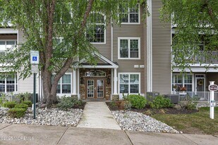 594 St Andrews Pl in Englishtown, NJ - Building Photo