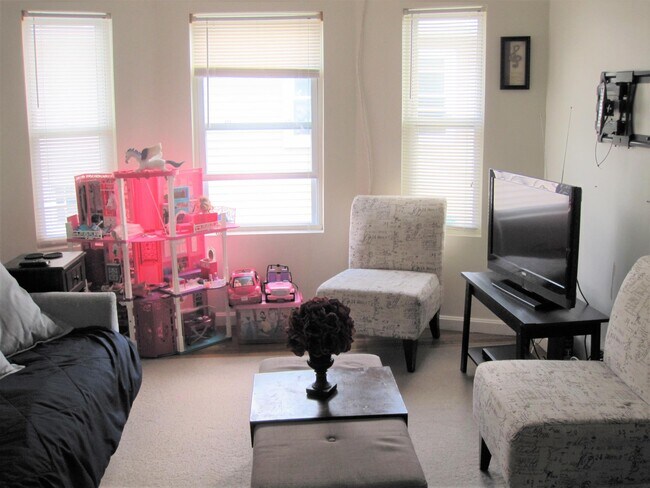 59 Windsor Rd, Unit 2 in Medford, MA - Building Photo - Building Photo