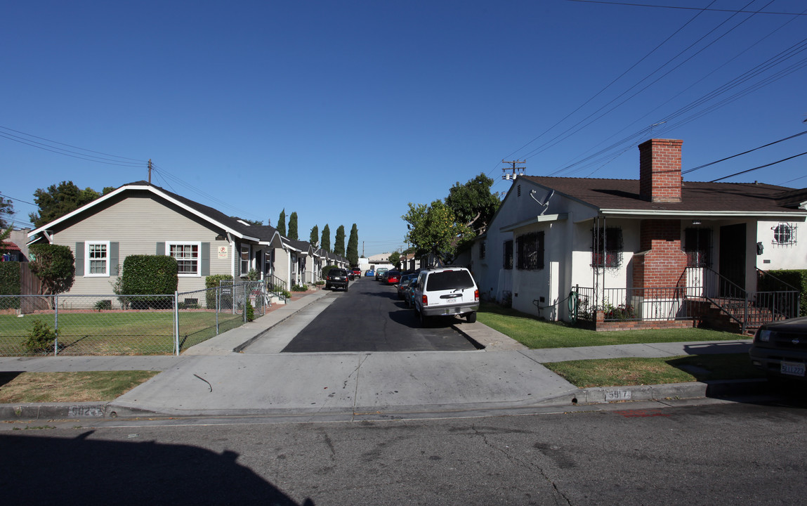 5917-5923 Corona Ave in Huntington Park, CA - Building Photo