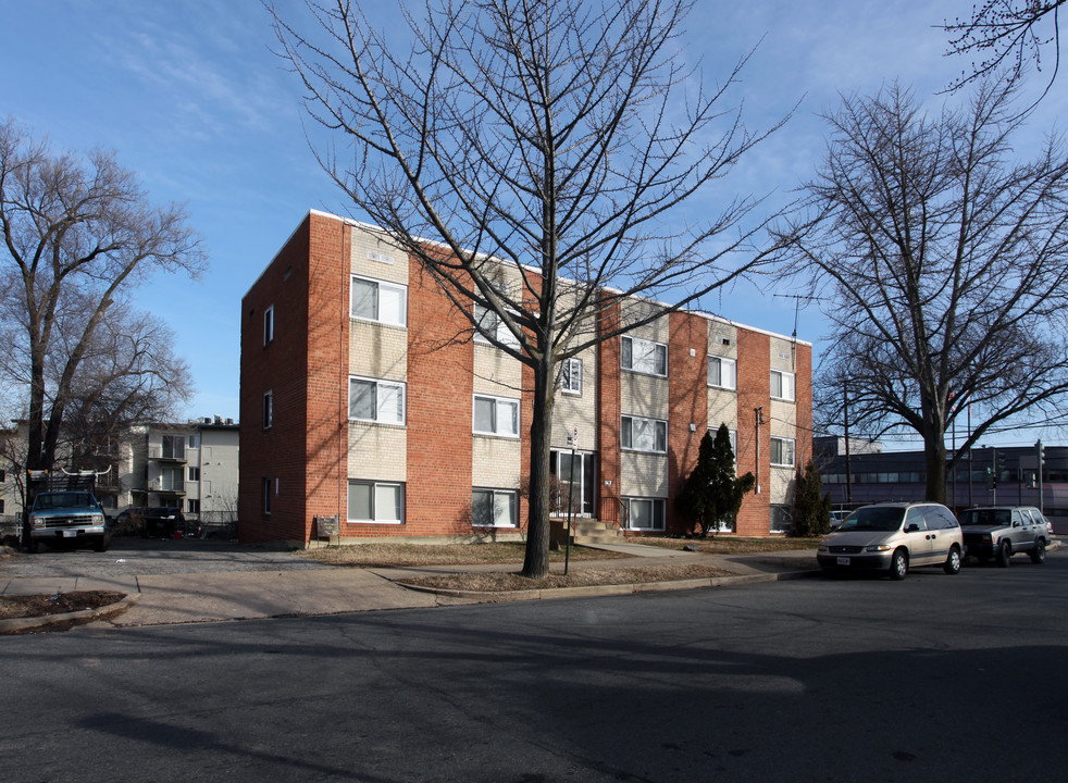 2436 Irving St SE in Washington, DC - Foto de edificio