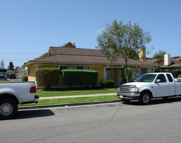 7642 Volga Dr in Huntington Beach, CA - Foto de edificio - Building Photo