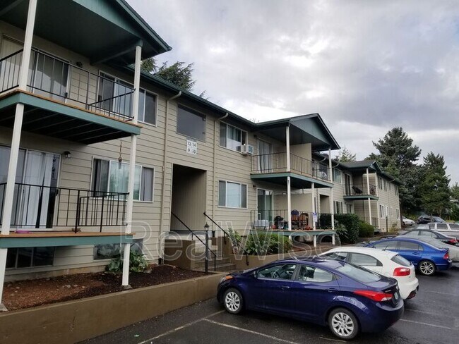 17838 NE Multnomah Dr in Portland, OR - Foto de edificio - Building Photo
