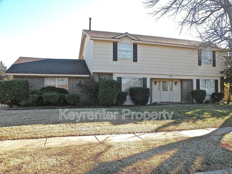 1701 Oakhurst Ave in Norman, OK - Building Photo