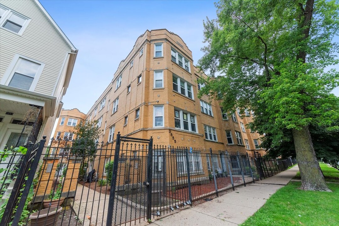 3555 W Lyndale St, Unit 1B in Chicago, IL - Foto de edificio