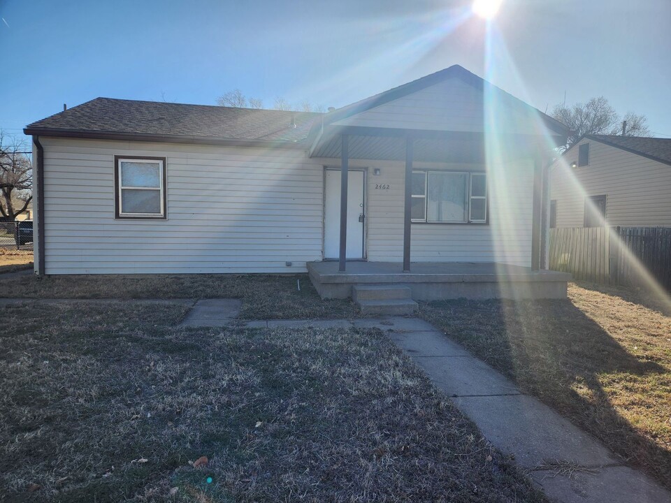2462 N Chautauqua Ave in Wichita, KS - Building Photo