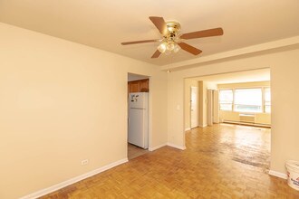 2001 W Touhy Ave-Unit -2001-101 in Chicago, IL - Building Photo - Building Photo