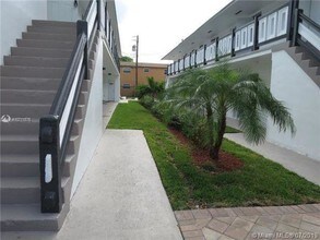 1548 SW 5th Pl-Unit -4 in Fort Lauderdale, FL - Building Photo - Building Photo