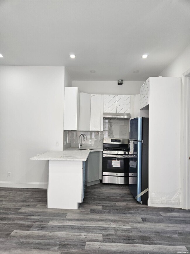 21-24 21st Rd-Unit -2 in Queens, NY - Building Photo - Building Photo