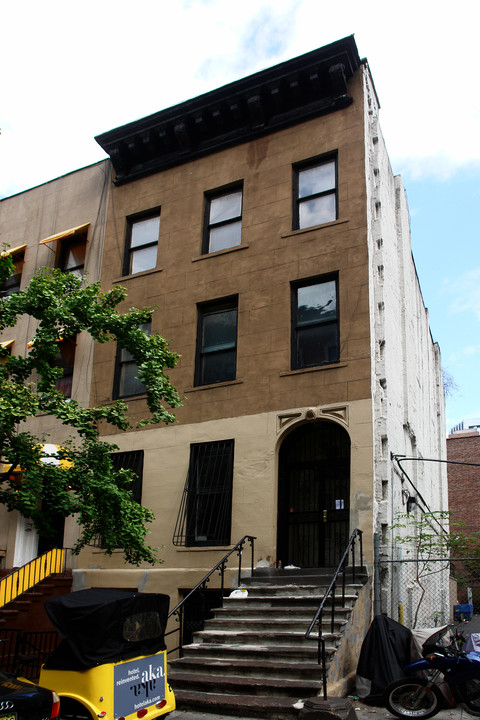 317 W 51st St in New York, NY - Building Photo