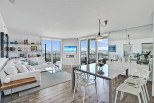90 Alton Rd in Miami Beach, FL - Building Photo