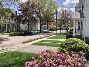 26 Clarendon Rd, Unit CHARMING SUMMER CONDO in Belmont, MA - Building Photo - Building Photo