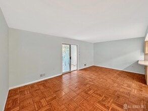 11 Crandall Dr in East Brunswick, NJ - Building Photo - Building Photo