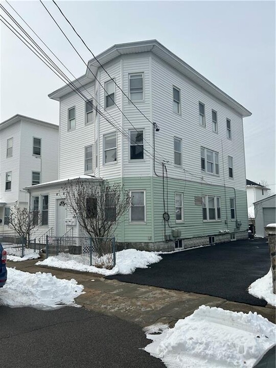 38 Larch St in Pawtucket, RI - Foto de edificio