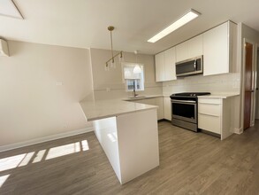 5009 W Gunnison St, Unit 1 in Chicago, IL - Foto de edificio - Building Photo