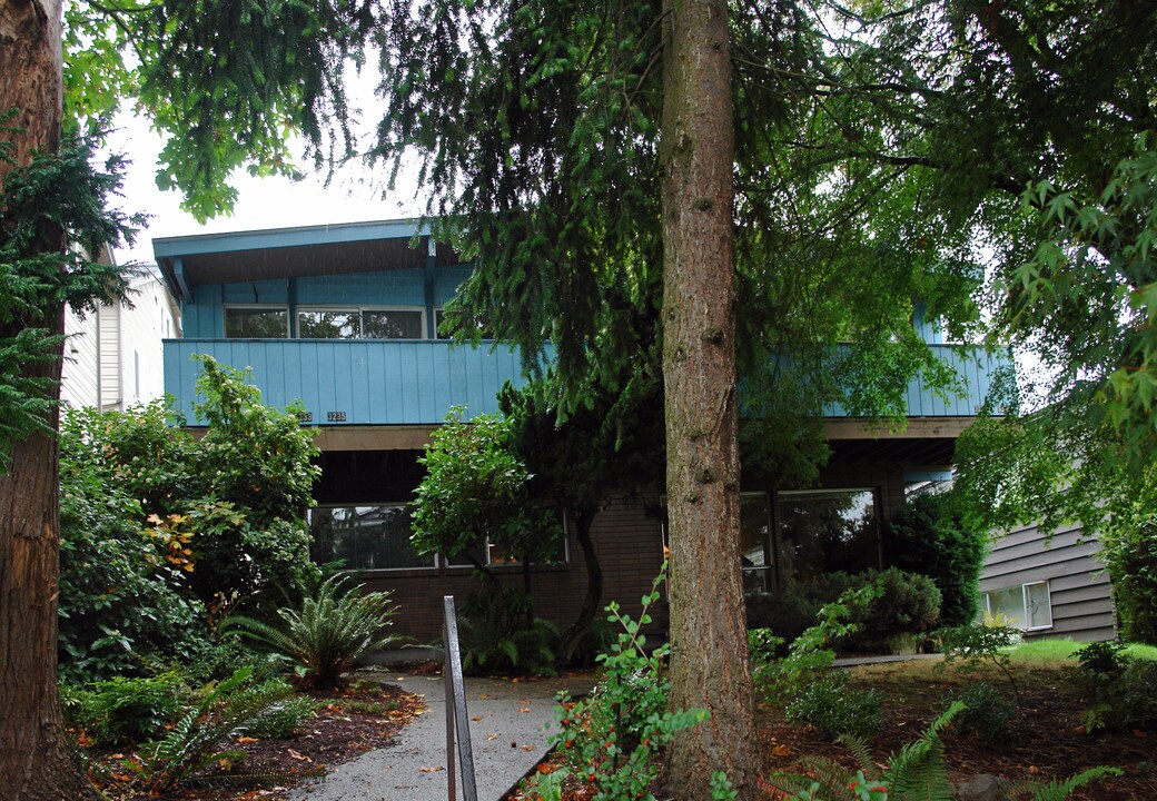 3233-3327 21st Ave W in Seattle, WA - Building Photo
