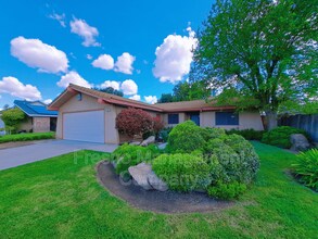3645 Sunnyside Ave in Clovis, CA - Building Photo - Building Photo