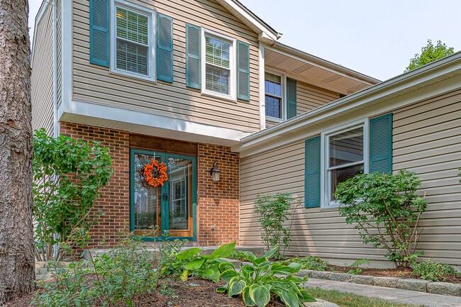 1490 Paisley Ct in Hoffman Estates, IL - Building Photo - Building Photo