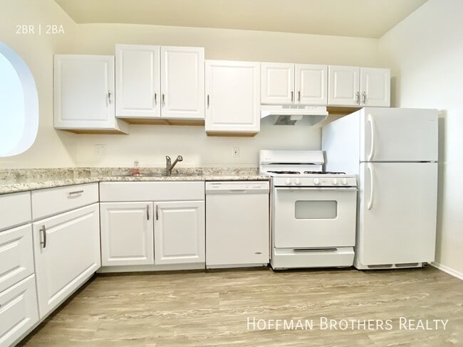 350 N Oakhurst Dr, Unit 201 in Beverly Hills, CA - Foto de edificio - Building Photo