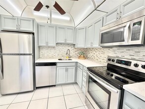 3301 N Country Club Dr in Miami, FL - Building Photo - Building Photo