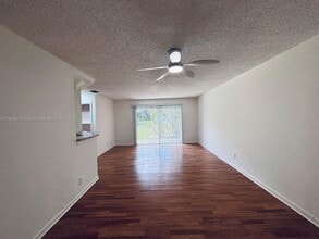 3453 NW 44th St in Lauderdale Lakes, FL - Foto de edificio - Building Photo