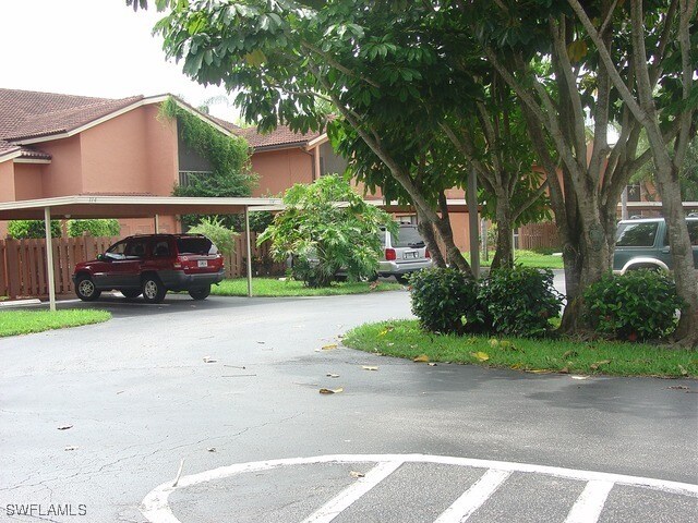 110 Cypress Way E in Naples, FL - Building Photo