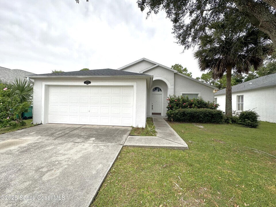 670 Benton Dr in Melbourne, FL - Building Photo