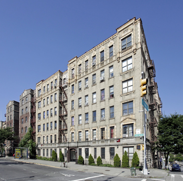 3065 Grand Concourse in Bronx, NY - Building Photo