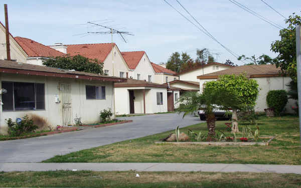 8801 Cedar St in Bellflower, CA - Building Photo