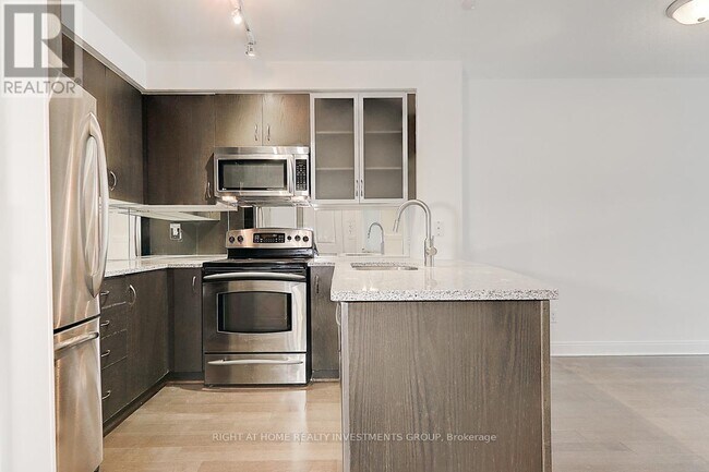 18 Yorkville Ave in Toronto, ON - Building Photo - Building Photo