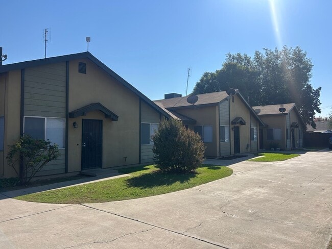 1110 W Chestnut St in Exeter, CA - Building Photo - Building Photo