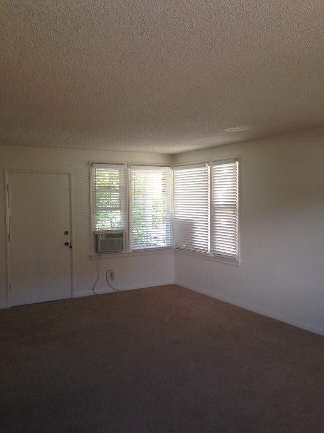 4262 1/2 Cahuenga Blvd in Toluca Lake, CA - Building Photo - Building Photo