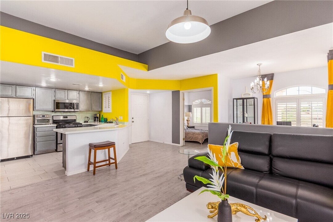 7400 W Flamingo Rd in Las Vegas, NV - Building Photo