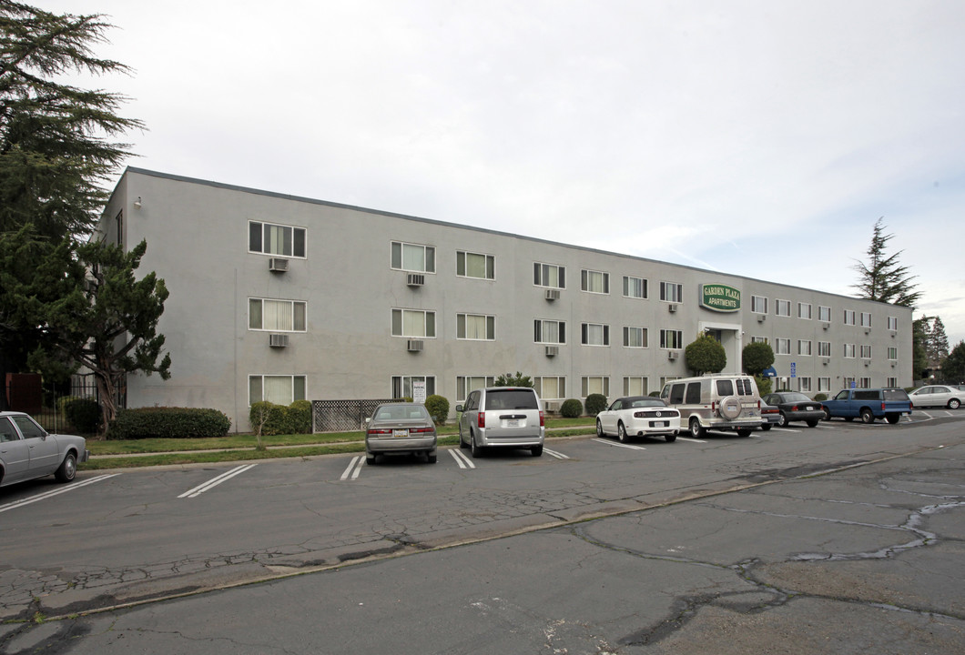 Garden Plaza Apartments in Sacramento, CA - Foto de edificio