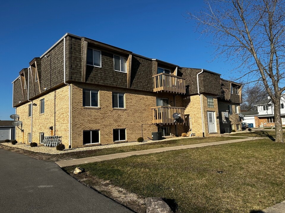 2390 Bicentennial Ave in Crest Hill, IL - Building Photo