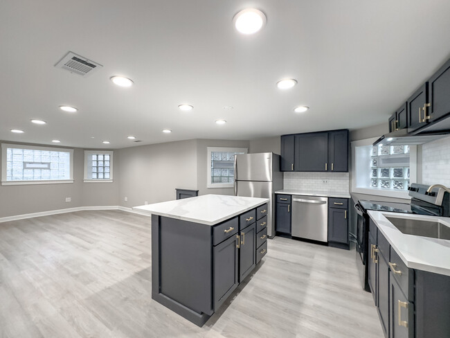 1536 N Hamlin Ave, Unit G03C