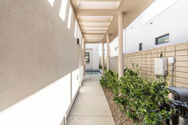 825 Fountain Dr in Palm Springs, CA - Building Photo - Building Photo