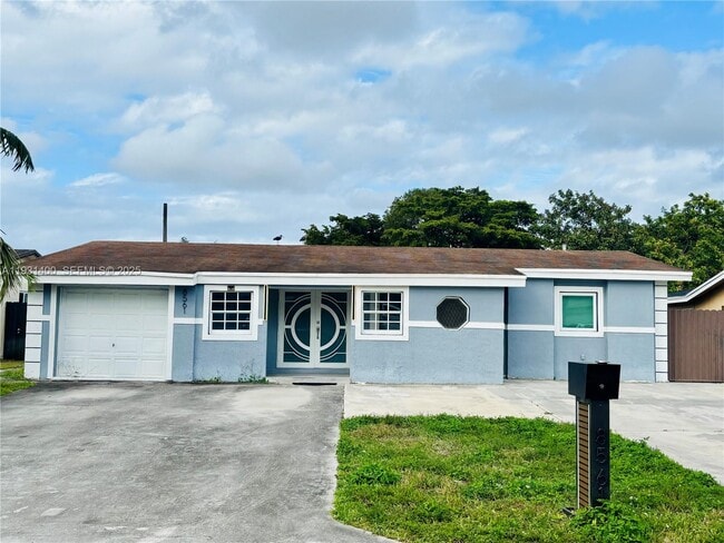 8561 Claridge Dr in Miramar, FL - Building Photo - Building Photo