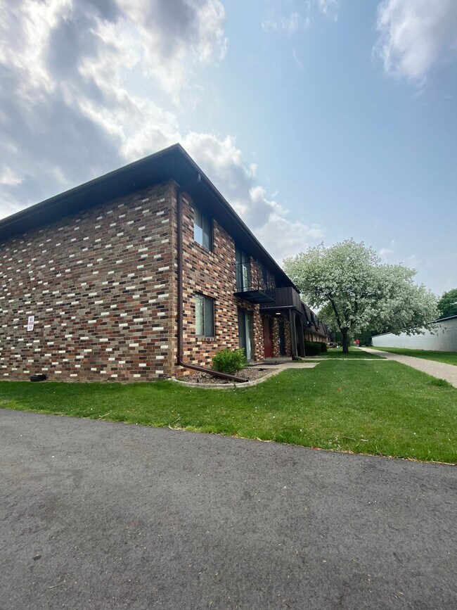 Western Adobe in Green Bay, WI - Foto de edificio - Building Photo