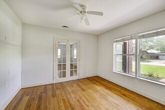 4703 Braeburn Dr in Bellaire, TX - Building Photo - Building Photo