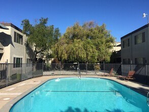 Casa del Sol in El Sobrante, CA - Foto de edificio - Building Photo